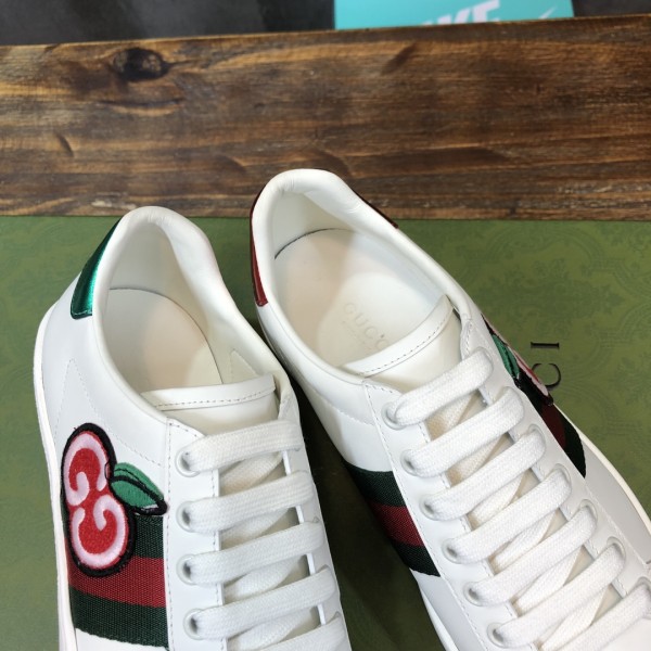 Gucci Ace GG Apple