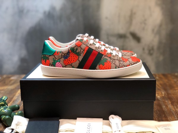 Gucci Ace Strawberry Beige
