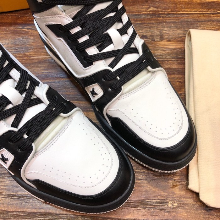 Louis Vuitton Trainer Black White