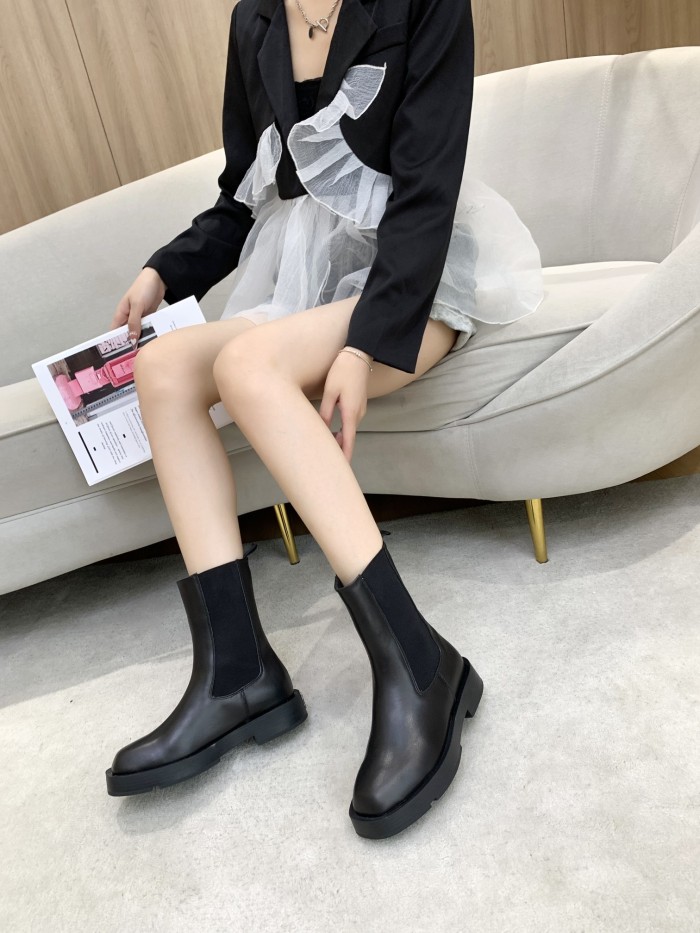 Givenchy 4G Plaque Chelsea Boots