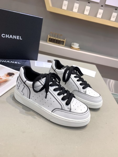 CHANEL Cowhide Round Toe Lace-Up Low-Top Sneakers Women's White and Black