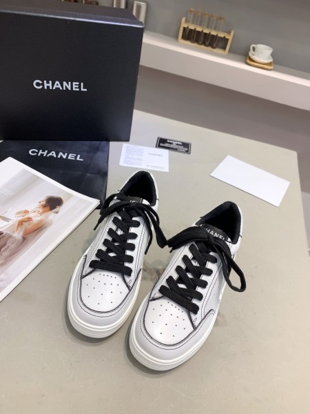 CHANEL Cowhide Round Toe Lace-Up Low-Top Sneakers Women's White and Black