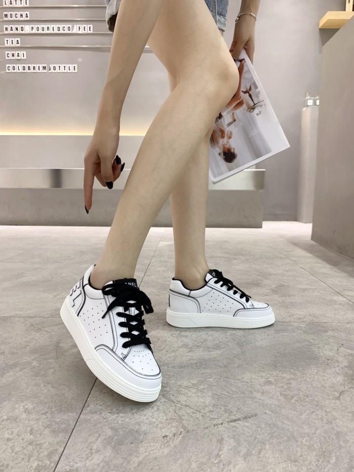 CHANEL Cowhide Round Toe Lace-Up Low-Top Sneakers Women's White and Black