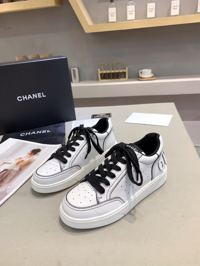 CHANEL Cowhide Round Toe Lace-Up Low-Top Sneakers Women's White and Black