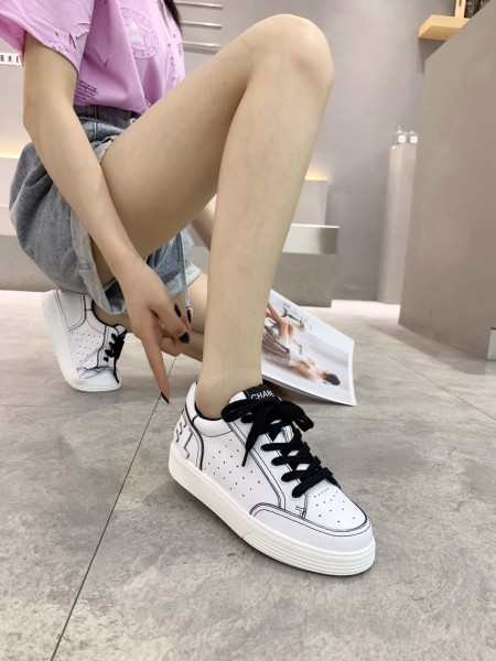 CHANEL Cowhide Round Toe Lace-Up Low-Top Sneakers Women's White and Black