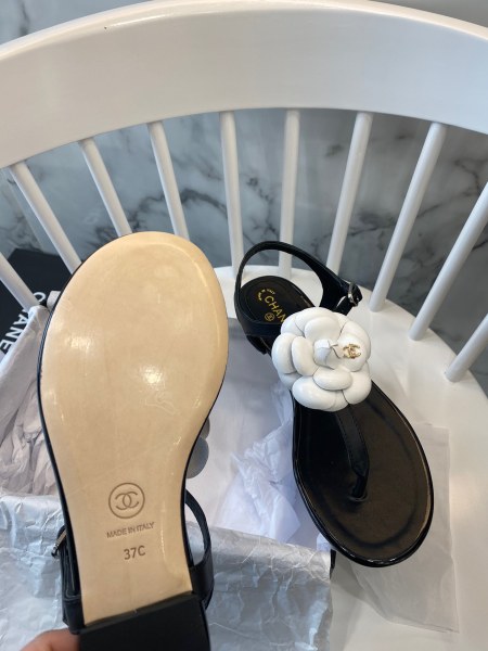 Chanel Slides 32