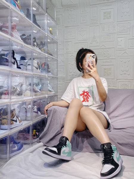 Jordan 1 Mid Tropical Twist Igloo