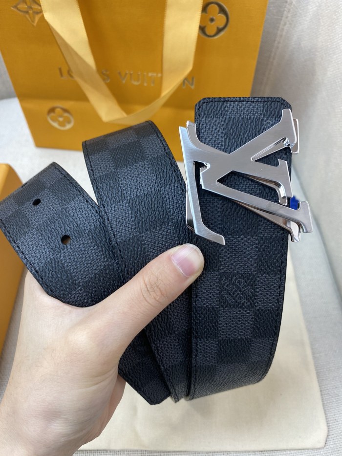 Louis Vuitton Belt 5 (width 4cm)