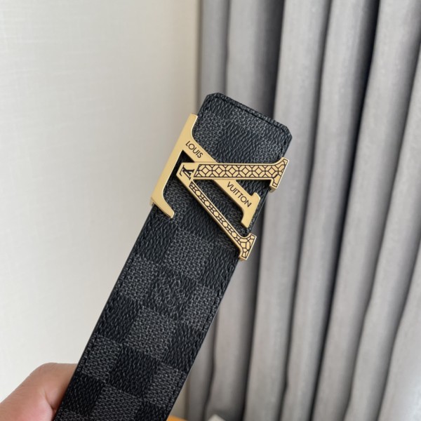 Louis Vuitton Belt 8 (width 4cm)