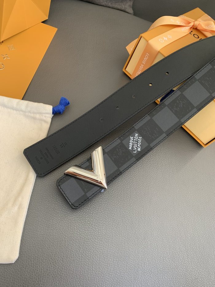 Louis Vuitton Belt 10 (width 4cm)