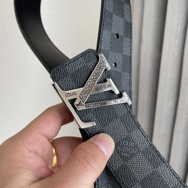 Louis Vuitton Belt 8 (width 4cm)