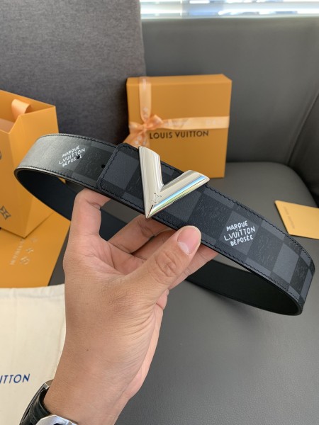 Louis Vuitton Belt 10 (width 4cm)