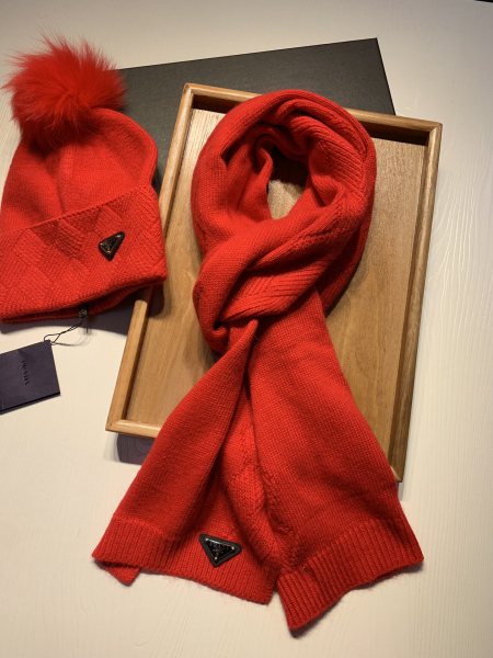Hat & Scarf Prada 3