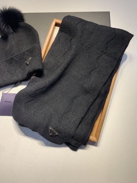 Hat & Scarf Prada 3