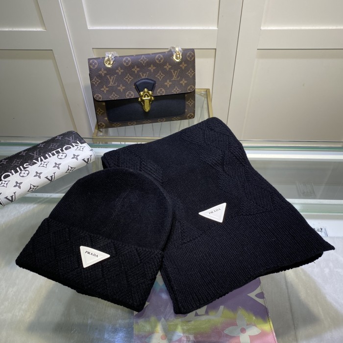 Hat & Scarf Prada 1