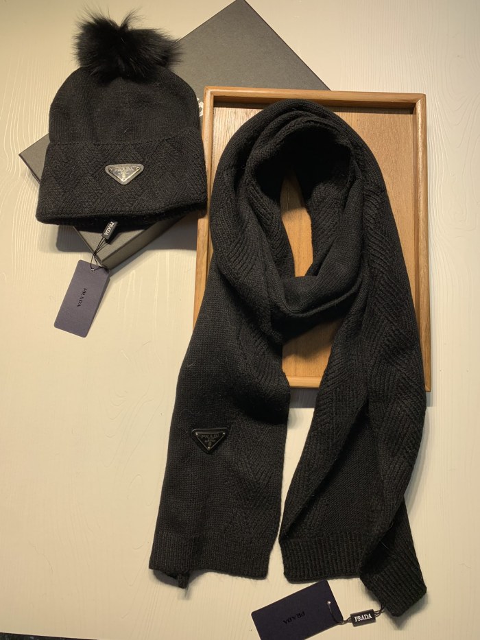 Hat & Scarf Prada 2