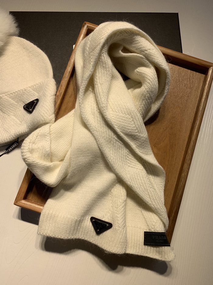 Hat & Scarf Prada 3