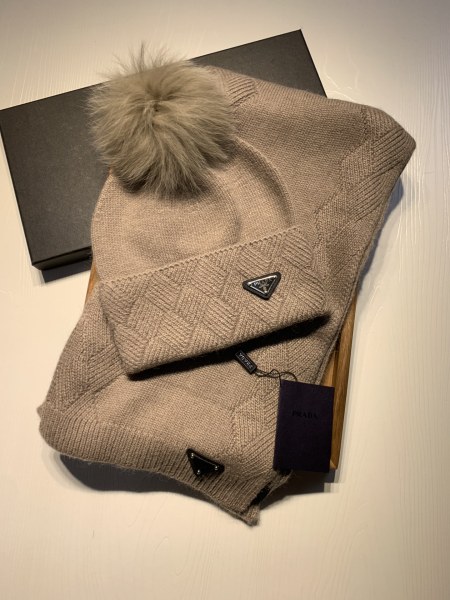 Hat & Scarf Prada 3