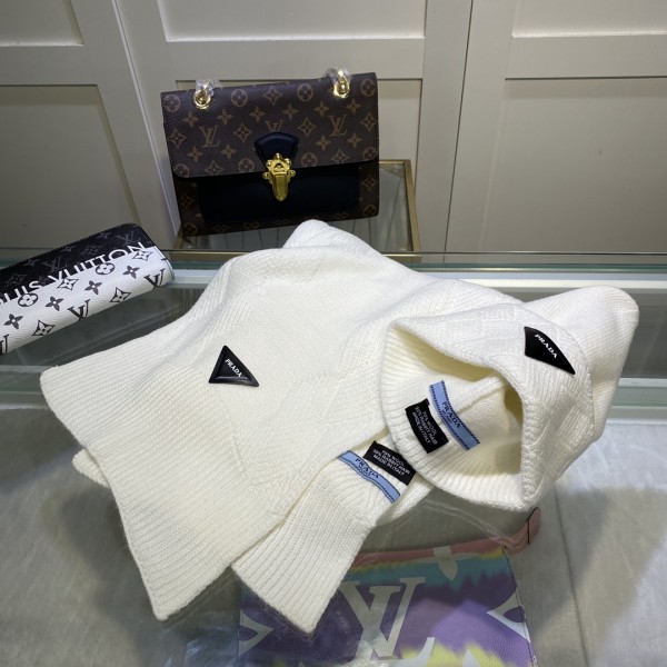 Hat & Scarf Prada 1