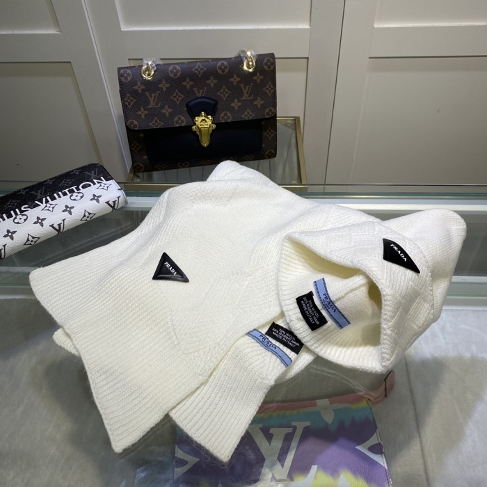 Hat & Scarf Prada 1