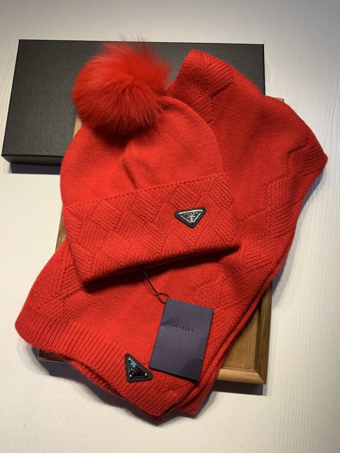 Hat & Scarf Prada 3