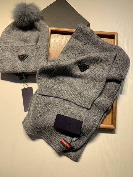 Hat & Scarf Prada 2