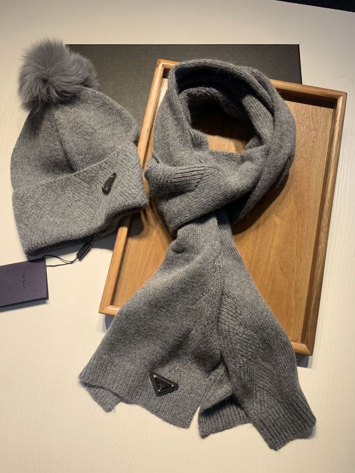 Hat & Scarf Prada 3
