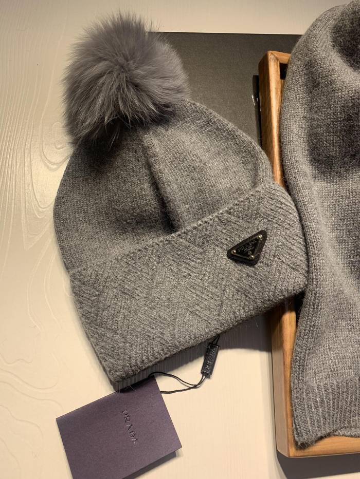 Hat & Scarf Prada 3