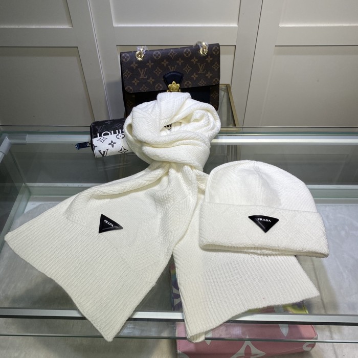 Hat & Scarf Prada 1