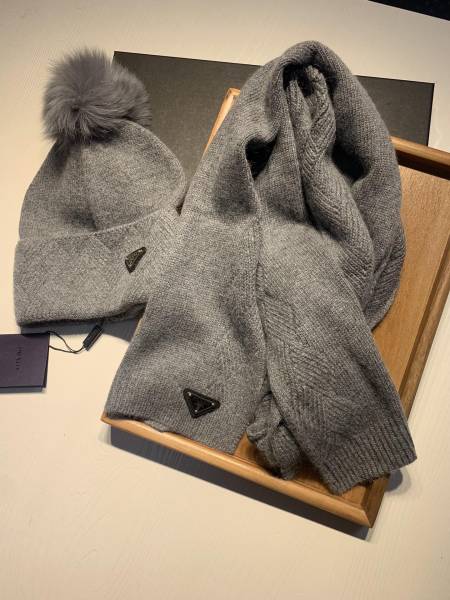Hat & Scarf Prada 3