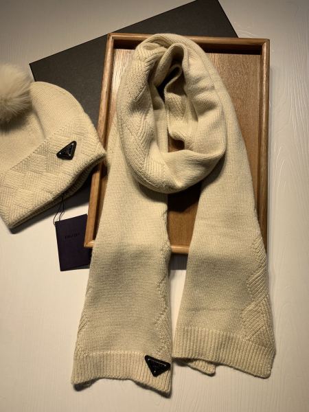 Hat & Scarf Prada 3