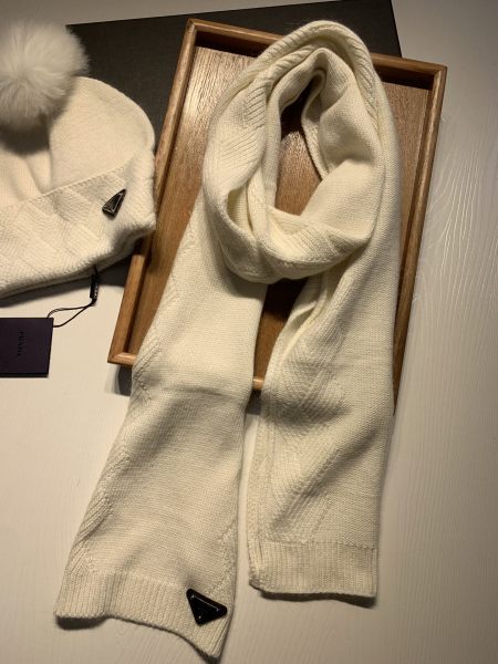 Hat & Scarf Prada 3