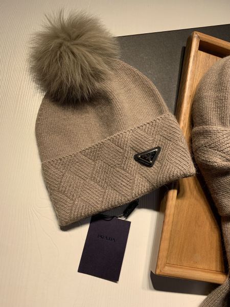 Hat & Scarf Prada 3