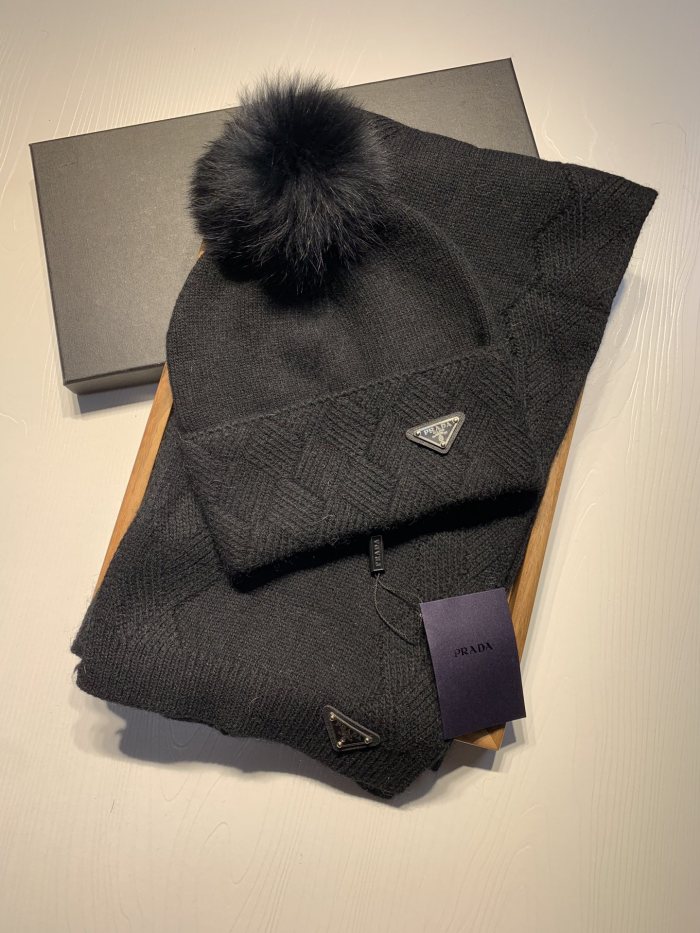 Hat & Scarf Prada 3