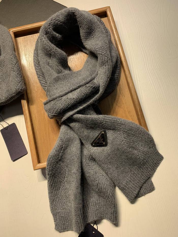Hat & Scarf Prada 2