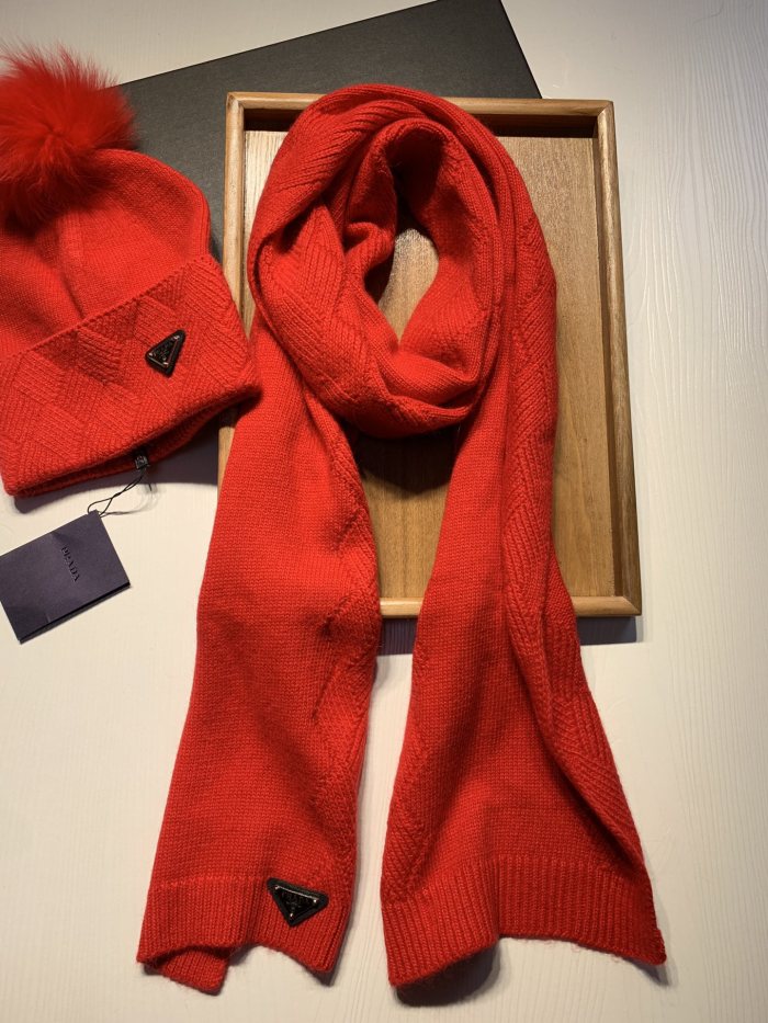 Hat & Scarf Prada 3