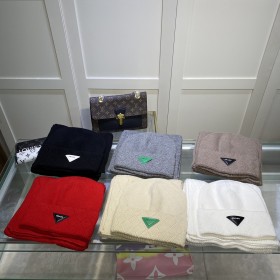 Hat & Scarf Prada 1