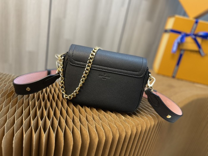 Handbag Louis Vuitton M58557 Lockme Tender size：19 x 13 x 8 cm