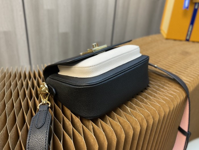 Handbag Louis Vuitton M58557 Lockme Tender size：19 x 13 x 8 cm