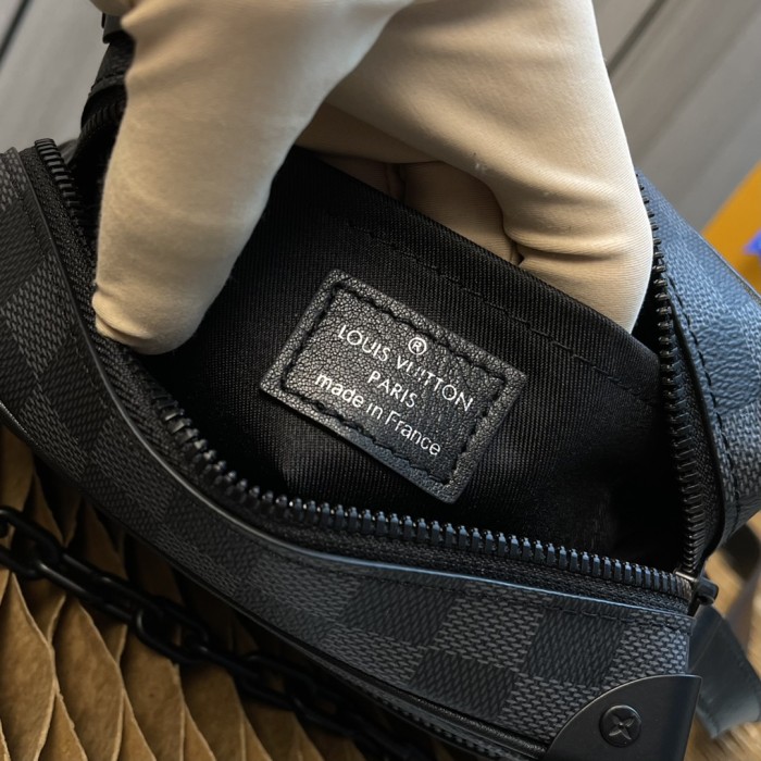 Handbag Louis Vuitton MINI SOFT TRUNK M68906 size 18.5x13x8cm