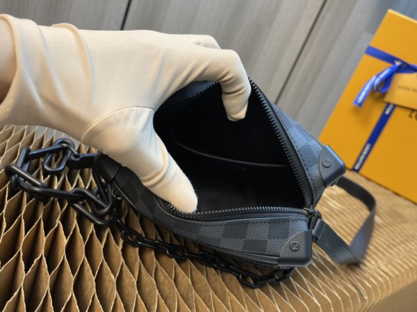 Handbag Louis Vuitton MINI SOFT TRUNK M68906 size 18.5x13x8cm