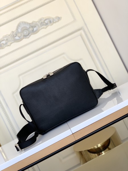 Handbag Louis Vuitton Outdoor M33435 size 29.5x20x10.5cm