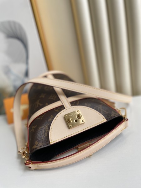 Handbag Louis Vuitton M43587 size 22×23×14cm