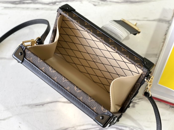 Handbag Louis Vuitton M44199 size 20 x 12.5 x 5 cm