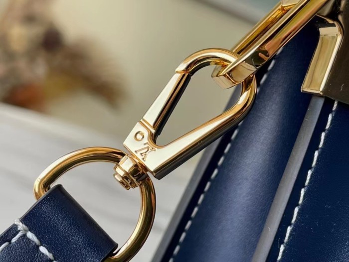 Handbag Louis Vuitton M59716 size 20 x 15 x 9cm