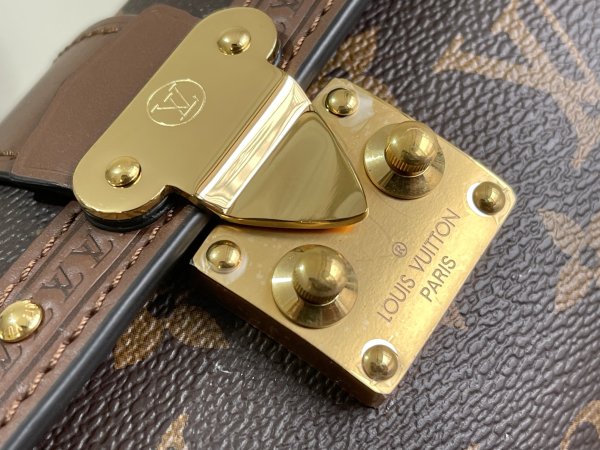 Handbag Louis Vuitton M57835 size 19*9*9cm