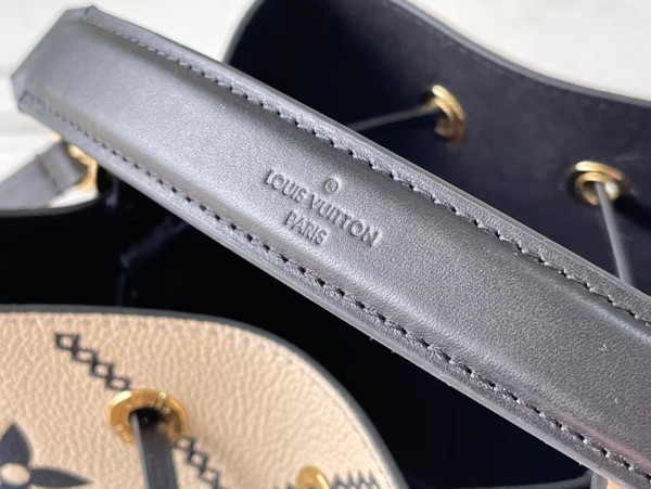 Handbag Louis Vuitton M46023 M46029 size 20 x 20 x 13cm