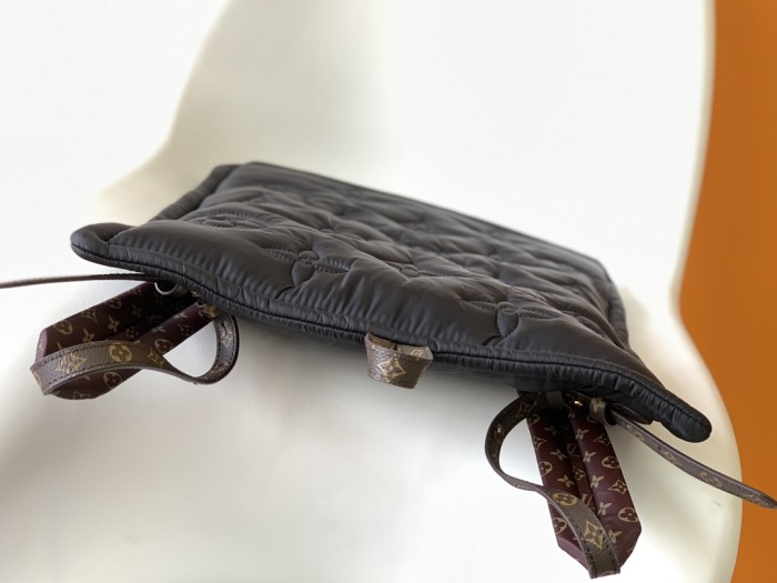 Handbag Louis Vuitton M58981 size 39.0 x 46.0 x 3.0cm