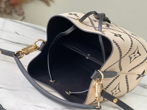 Handbag Louis Vuitton M46023 M46029 size 20 x 20 x 13cm