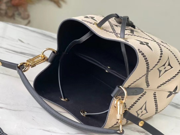 Handbag Louis Vuitton M46023 M46029 size 20 x 20 x 13cm